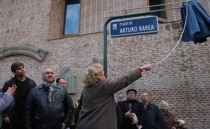 Carmena descubrió en marzo de 2017 la placa de la plaza de Arturo Barea, quien controlaba las comunicaciones de los corresponsales extranjeros desde el edificio de Telefónica de Gran Vía durante la Guerra Civil. No ha sido la única placa que cambió la alcaldesa. Aplicando la Ley de Memoria Histórica, Carmena sacó del callejero los nombres franquistas. También incluyó denominaciones como la plazuela de la Memoria Trans o en reconocimiento de las mujeres. Con cada placa, arreciaban las críticas de las derechas.