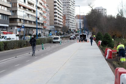 Carril bici en Valladolid, a su paso por el paseo Isabel la Católica.