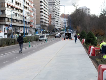 Carril bici en Valladolid, a su paso por el paseo Isabel la Católica.