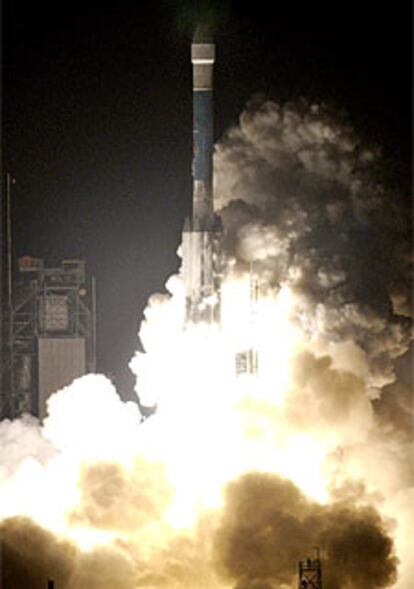 Lanzamiento, ayer, de la nave <i>Messenger</i> en un cohete Delta 2.