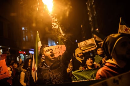 Ciudadanos sirios residentes en Turquía protestan contra Rusia, el aliado del presidente sirio Bashar al-Assad, frente a la embajada rusa de Estambul (Turquía), el 17 de diciembre de 2016.