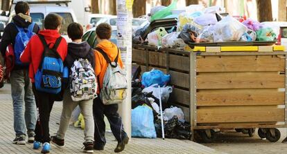 Basura acumulada, este martes, en una calle de Sevilla.