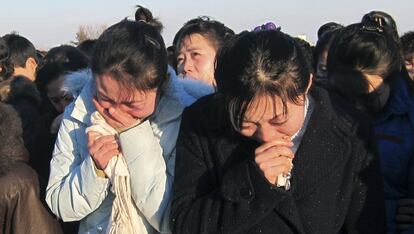 El llanto de unas mujeres norcoreanas, reunidas en Pyongyang, tras el anuncio de la muerte del Kim Jong-il.