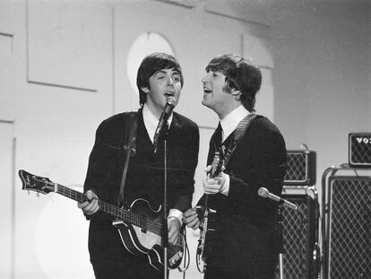 Paul McCartney (con su bajo Höfner) y John Lennon, durante su actuación en el Ed Sullivan Show en Nueva York, en 1962
