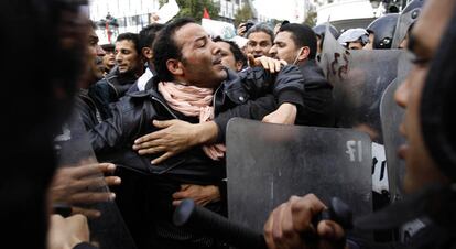 Manifestantes y policías se encaran en la capital tunecina.