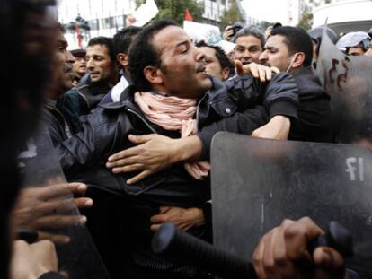 Manifestantes y policías se encaran en la capital tunecina.