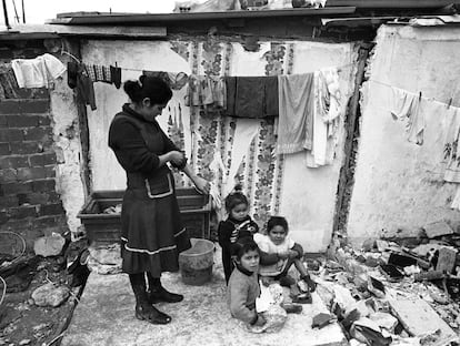 Una mujer con sus hijos, en una chabola de un poblado gitano en Villaverde Bajo, en Madrid, en enero de 1977.