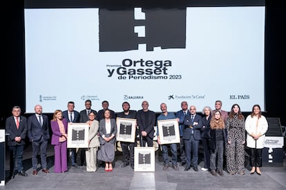 Los Premios Ortega y Gasset, en su 40ª edición, han distinguido este miércoles en el CaixaForum Valencia una terrorífica historia con tintes kafkianos de El Salvador, escrita por Julia Gavarrete; una serie de reportajes a lo largo del colosal río Congo, de Xavier Aldekoa; una fotografía que condensa el horror de la guerra en Ucrania, de Santi Palacios, y la trayectoria de uno de los mejores periodistas en lengua española, Martín Caparrós. “Los periodistas tenemos la obligación de ayudar a entender el mundo frente al uso perverso de las palabras”, aseguró Pepa Bueno, directora de El País, en un acto dirigido por Aimar Bretos, director del programa Hora 25 de la cadena SER.