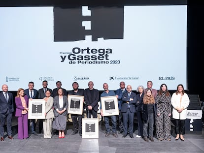 Los Premios Ortega y Gasset, en su 40ª edición, han distinguido este miércoles en el CaixaForum Valencia una terrorífica historia con tintes kafkianos de El Salvador, escrita por Julia Gavarrete; una serie de reportajes a lo largo del colosal río Congo, de Xavier Aldekoa; una fotografía que condensa el horror de la guerra en Ucrania, de Santi Palacios, y la trayectoria de uno de los mejores periodistas en lengua española, Martín Caparrós. “Los periodistas tenemos la obligación de ayudar a entender el mundo frente al uso perverso de las palabras”, aseguró Pepa Bueno, directora de El País, en un acto dirigido por Aimar Bretos, director del programa Hora 25 de la cadena SER.