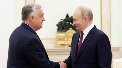 El presidente ruso, Vladímir Putin (derecha), saluda al primer ministro húngaro, Viktor Orbán, este viernes en el Kremlin.