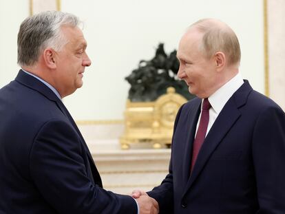 El presidente ruso, Vladímir Putin (derecha), saluda al primer ministro húngaro, Viktor Orbán, este viernes en el Kremlin.