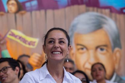 Claudia Sheinbaum, en uno de los recorridos de campaña por uno de los barrios de la capital.