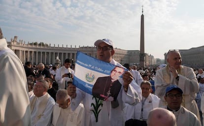 Varios asistentes a la canonización del arzobispo de San Salvador Óscar Arnulfo Romero, este domingo en la plaza de San Pedro, en el Vaticano.