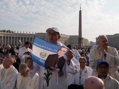 Varios asistentes a la canonización del arzobispo de San Salvador Óscar Arnulfo Romero, este domingo en la plaza de San Pedro, en el Vaticano.