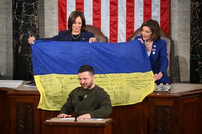 Volodímir Zelenski se dirige al Congreso de Estados Unidos tras entregar una bandera de Ucrania firmada por soldados a la vicepresidenta Kamala Harris y a Nancy Pelosi.