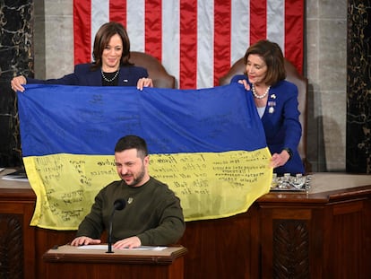 Volodímir Zelenski se dirige al Congreso tras entregar una bandera de Ucrania firmada por soldados a la vicepresidenta Kamala Harris y a Nancy Pelosi.