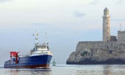 Vista del barco estadounidense "Ana Cecilia", que zarpó el miércoles desde Miami, y llega este 13 de julio, al puerto de La Habana.