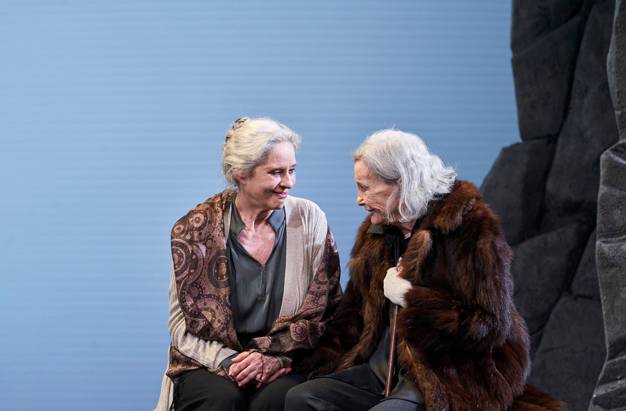 Vicky Peña y Núria Espert en una escena de la obra 'La isla del aire', Teatre Romea.