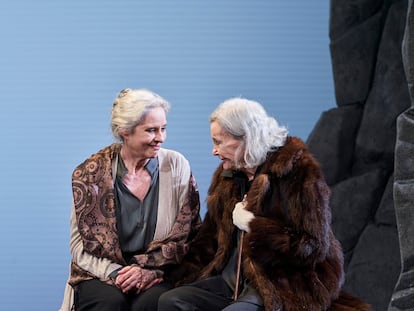 Vicky Peña y Nuria Espert en una escena de la obra 'La isla del aire', en el teatro Romea.