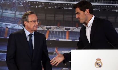 Casillas tiende la mano a Florentino Pérez durante el acto
