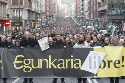 Cabeza de la manifestación de ayer, con los cinco juzgados en la Audiencia Nacional.