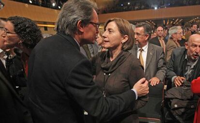 Carme Forcadell saluda Artur Mas abans de la conferència d'Oriol Junqueras.