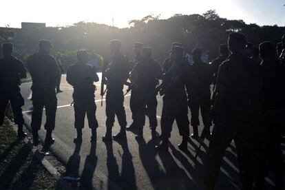 Militares que reemplazan a polic&iacute;as en Salvador de Bah&iacute;a (Brasil).