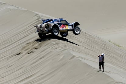 El piloto español Carlos Sainz y su copiloto, el alemánTimo Gottschalk, entre las dunas de San Rafael, Argentina. 