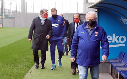 El nuevo presidente del FC Barcelona, Joan Laporta, con el entrenador del primer equipo de fútbol, Ronald Koeman, durante su visita a la Ciutat Esportiva.