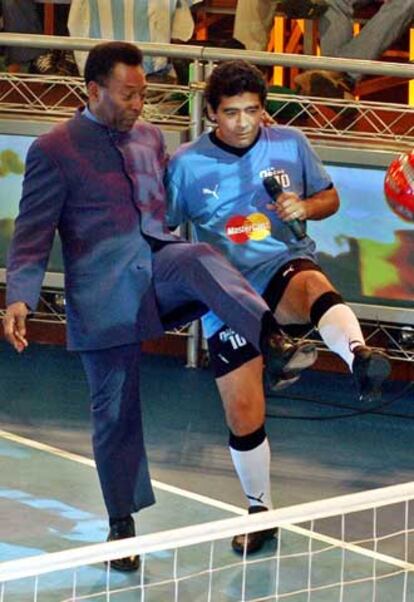 Pelé y Maradona, en el plató, jugando al fútbol-tenis.