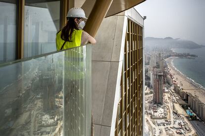 El edificio, con 256 apartamentos, tiene un 40% de las casas vendidas, ya que la comercialización se ha visto lastrada por la crisis del coronavirus, que ha dificultado la visita de muchos potenciales compradores. El diamante o cono invertido que une las dos torres va de la planta 38 a la 47, donde se ubican las 28 viviendas más caras del complejo.