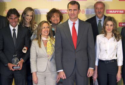 En primera fila, los príncipes de Asturias junto a la ministra de Asuntos Exteriores, Trinidad Jiménez, y el tenista Rafael Nadal. Detrás (de izquierda a derecha), la directora de orquesta Inma Shara, la directora del Instituto Cervantes, Carmen Caffarel, y el seleccionador español, Vicente del Bosque.