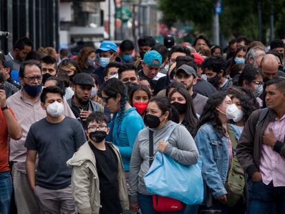 Aglomeración de personas en el centro de Ciudad de México durante la pandemia de coronavirus