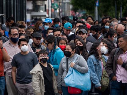 Aglomeración de personas en el centro de Ciudad de México, en junio.