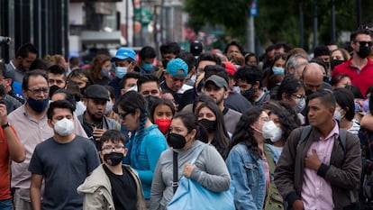 Aglomeración de personas en el centro de Ciudad de México, en junio.