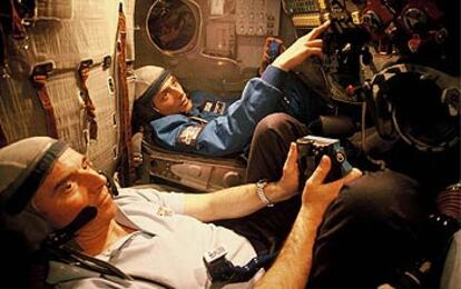 Pedro Duque y Merbold, durante una sesión de entrenamiento en un simulador de <b>Soyuz.</b>