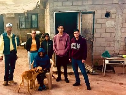 Romero (sentado), tras haber sido tratado por deshidratación, junto a su familia y su perro, El Palomo, este martes.