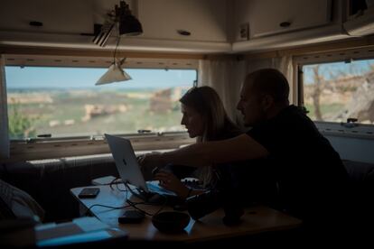 Garmendia y Pericás en el interior de la autocaravana.