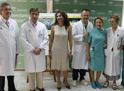 La consejera de Salud, María Jesús Montero, en el centro, con parte del equipo que participó en la operación.