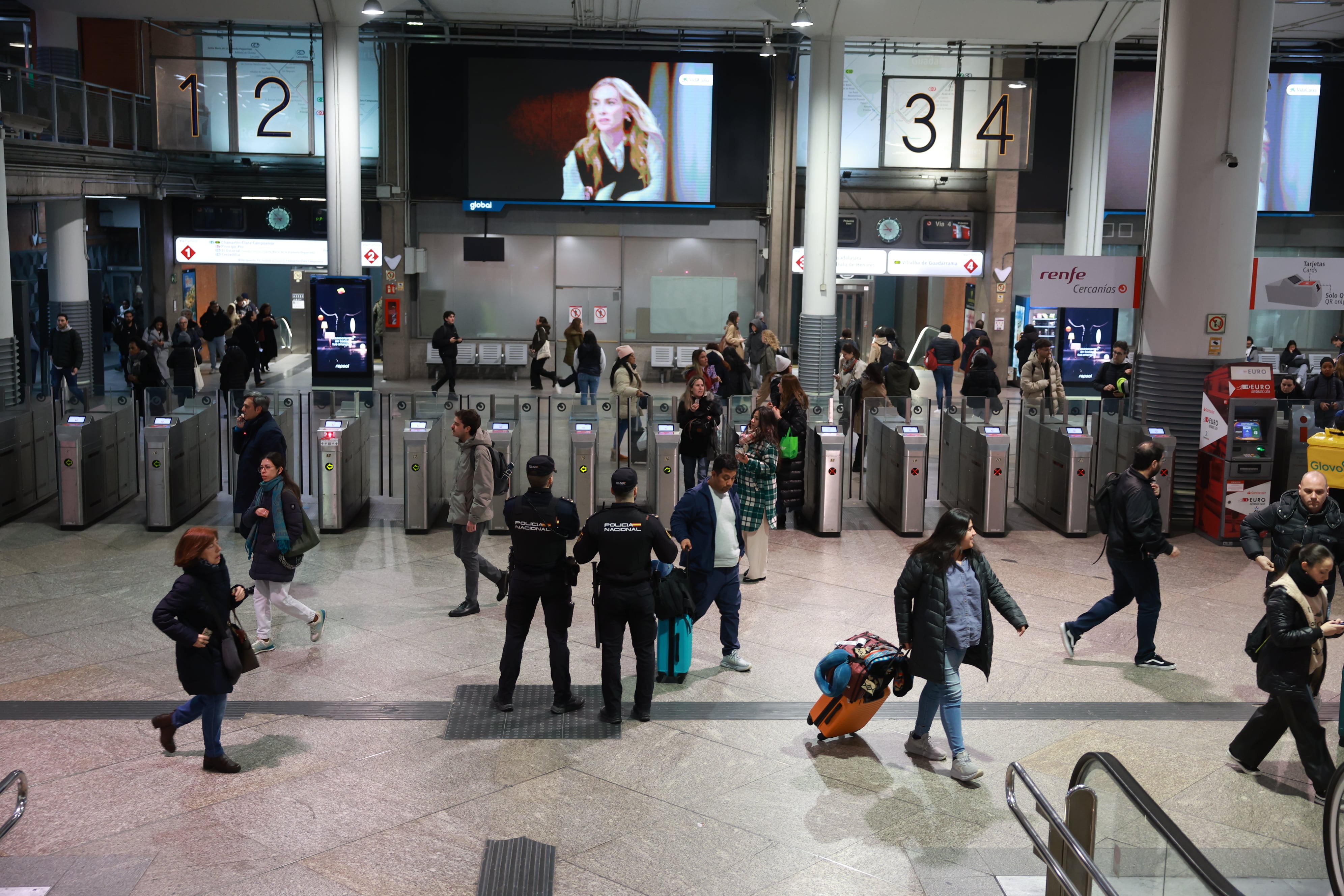 Tornos de acceso a la estación de Atocha, en Madrid, esta mañana.