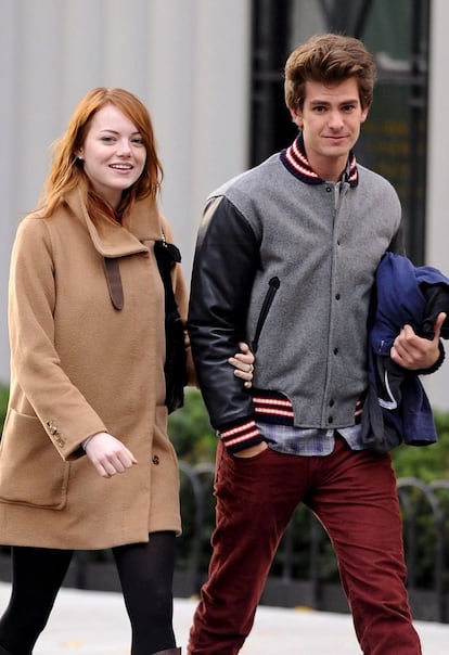 Para pasear con su novio, el también actor Andrew Garfield, un abrigo sencillo de paño color camel es suficiente.