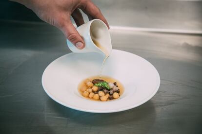 Mini cocido con toque pícaro, uno de los platos que se sirve en el Eurostars Madrid Tower.