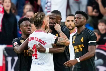 Sergio Ramos agarra la cara de Rüdiger en un enfrentamiento entre ambos en la primera mitad.