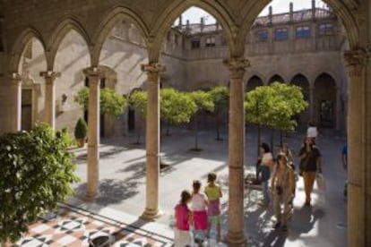 Visitantes en el palacio de la Generalitat, en la Ciutat Vella, Barcelona.