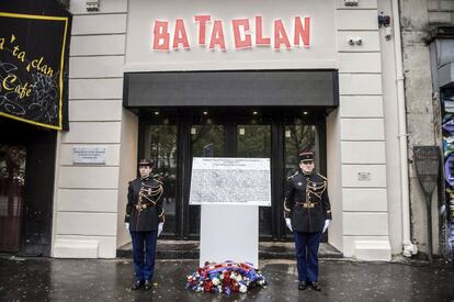 Placa conmemorativa de la masacare junto a la sala Bataclan.