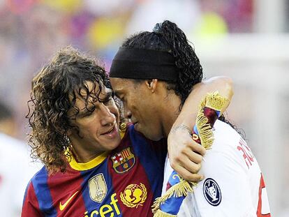 Puyol abraza a Ronaldinho antes del arranque del partido.