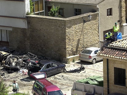 Agentes de la Guardia Civil inspeccionan el lugar del atentado en Sangüesa, en 2003.