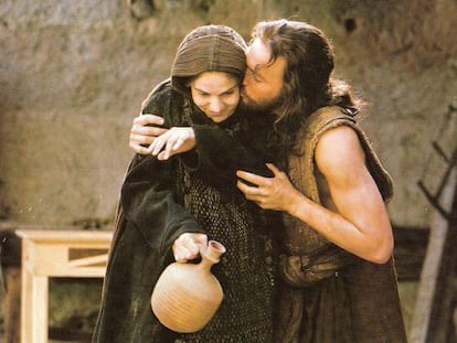 Maia Morgenstern y Jim Caviezel, como María y Jesús, en 'La pasión de Cristo', de Mel Gibson.