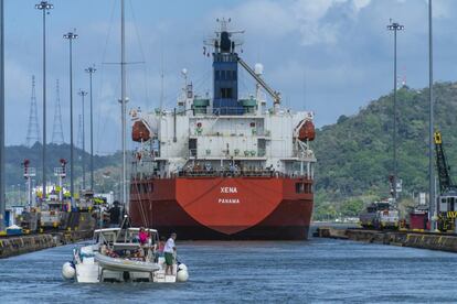 Un barco dentro de las esclusas de Miraflores. El funcionamiento del Canal del Panamá depende del agua del lago Gatún.