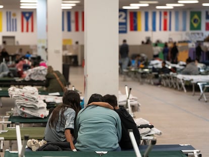 Migrantes en el albergue Casa Alitas en Tucson, Arizona, el 15 de marzo 2024.